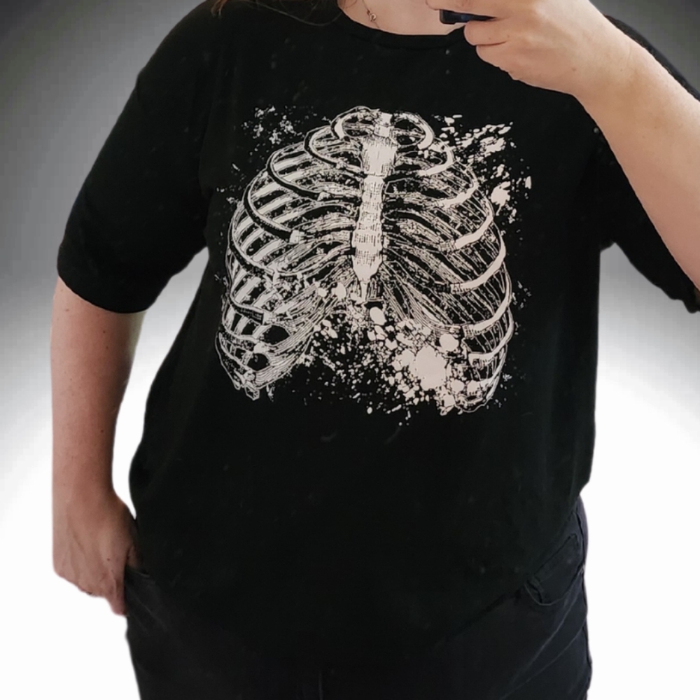 Halloween tee, skeleton chest, black sz 1x EUC